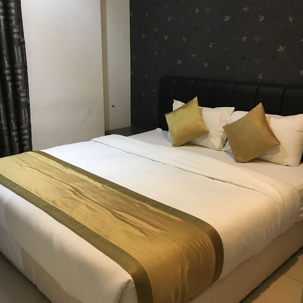 Al Muhanna Plaza Luxury Apartments Кувейт Стая снимка